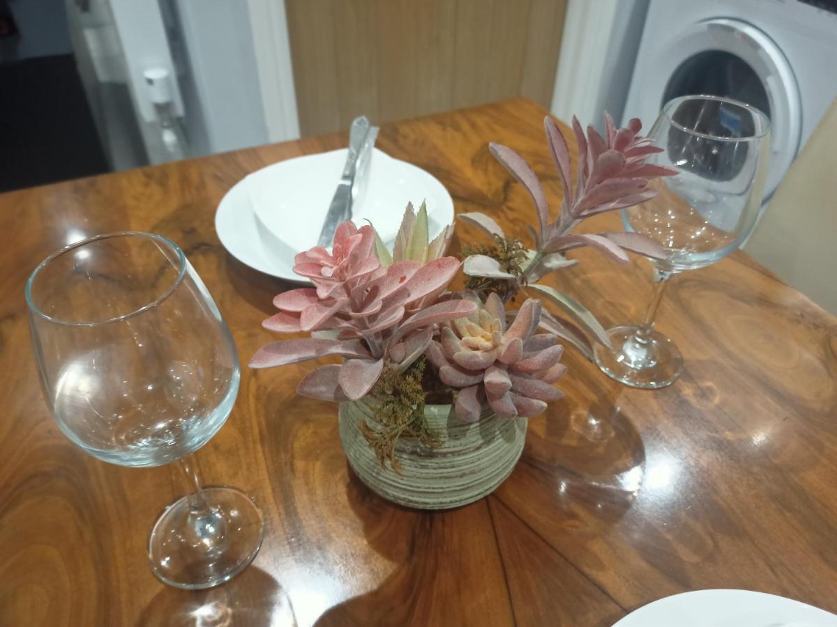 Homey Studio In Newport Perfect For Couples & Travelers Zewnętrze zdjęcie