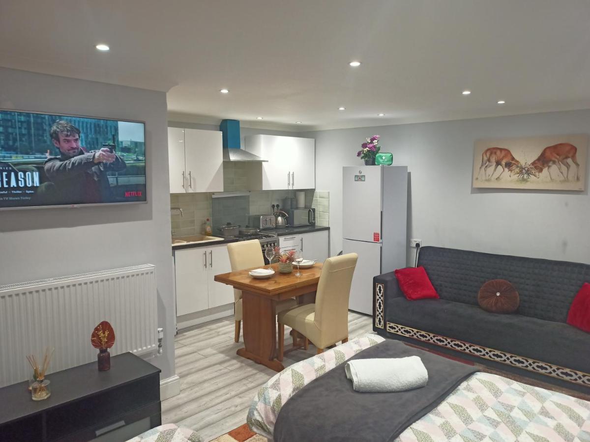 Homey Studio In Newport Perfect For Couples & Travelers Zewnętrze zdjęcie
